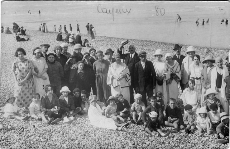 Portrait d'un groupe de vacanciers sur la plage
