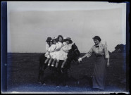 Martinsart (Somme). Enfants de la famille Danel montés sur un âne