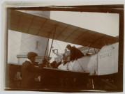 Photographie montrant des civils à bord et à côté d'un avion ZODIAC 2S