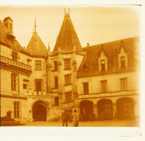 Chaumont (Loir-et-Cher). Cour intérieure du château