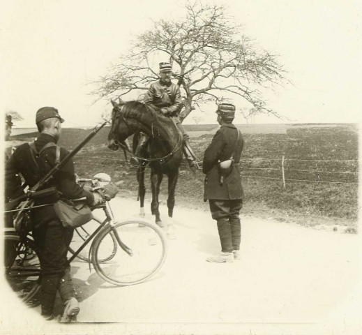 Manoeuvres militaires de Picardie du 2e Corps d'Armée : officiers à cheval discutant avec un sous-officier sur le bord d'une route lors d'une halte