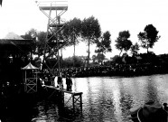 Scène de fête nautique. Un concours de natation sur la Somme, le saut au plongeoir