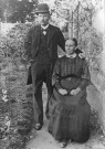 Pierregot. Portrait du couple Ismaël Acloque et Marie Daveluy dans leur jardin