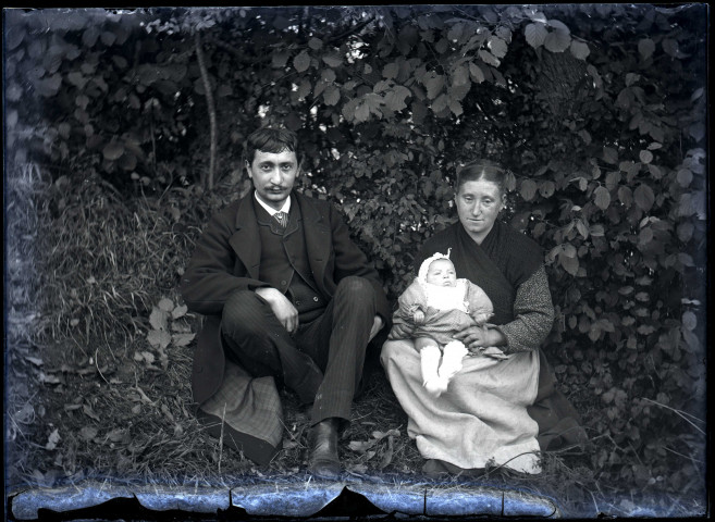 Portrait de famille : un homme, une femme et un bébé