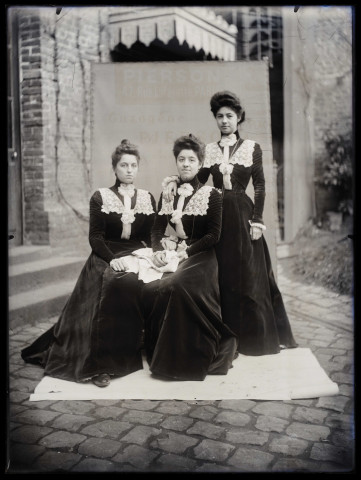 Portrait de trois jeunes femmes