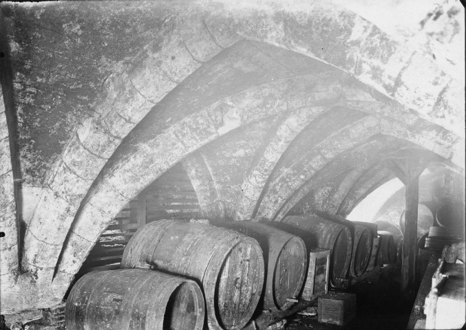 Abbeville, cave du refuge de l'Abbaye du Gard : voussures, tonneaux entreposés