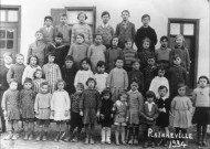 Rainneville. Portrait d'un groupe d'élèves devant l'école