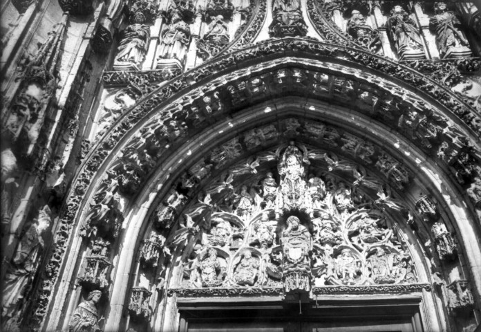 Eglise abbatiale de Saint-Riquier, vue extérieure : détail des sculptures ornant le tympan du portail