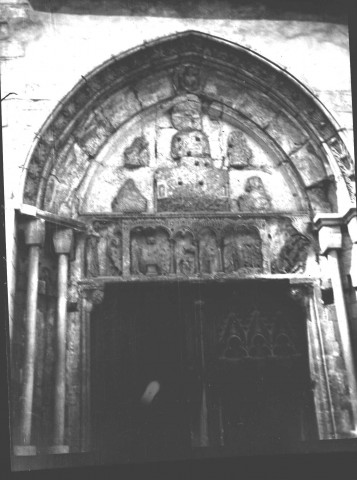 Eglise Saint Aurin, vue extérieure : détail du portail