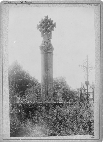 Croix en pierre du cimetière