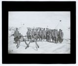[Camp de Sissonne : groupe de soldats posant devant les tentes]