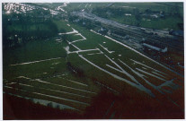 Photocopie d'une photographie aérienne prise par François Vasselle en 1980, montrant les traces d'une ancienne gare à Noyelles-sur-Mer en 1918