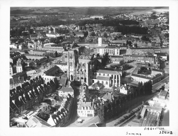 Abbeville. Vue aérienne de la ville, la collégiale Saint-Vulfran