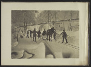 TRAINEAU, SKIEUR, TRAVAILLEURS. ROUTE DU HONECK (ALSACE). JANVIER 1917