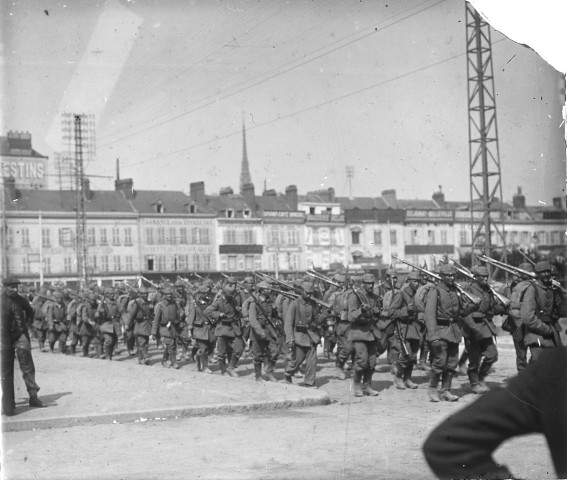 Fin août-début septembre 1914, militaires allemands défilant à Amiens (esplanade de la gare)