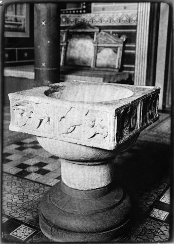 Cuve baptismale provenant de l'abbaye de Selincourt (XIIe siècle) figurant dans les collections du Musée de Picardie à Amiens