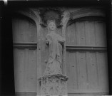 Sculpture du portail de l'église de Mailly-Maillet