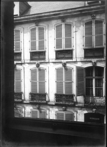 Hôtel particulier, rue des Sergents à Amiens : façade sur la cour Hubaut