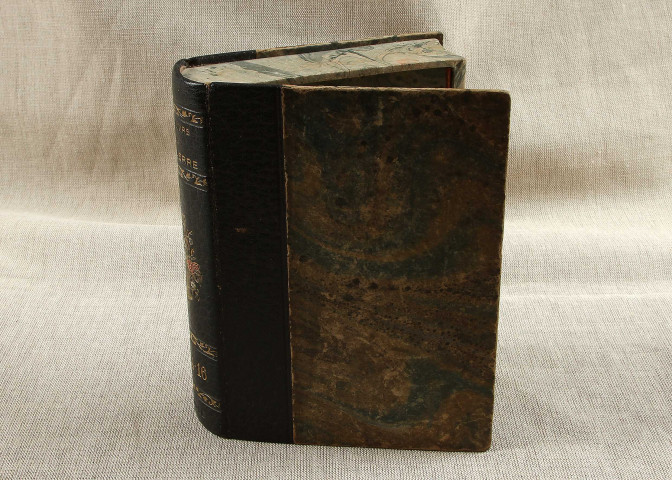 Boîte cartonnée en forme de livre sur laquelle est inscrit "Souvenirs de la Guerre 1914-1916"