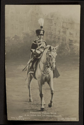 PRINZESSIN VICTORIA LUISE IN DER UNIFORM IHRES LEIB-HUSAREN-REGIMENTS. (Princesse Victoria Louise en uniforme de son régiment du corps de hussards)