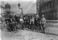 Saint-Germain-en-Laye (Yvelines). Groupe de cyclistes devant la colonne Morris intallée près du château, appelé aussi "Château Vieux"