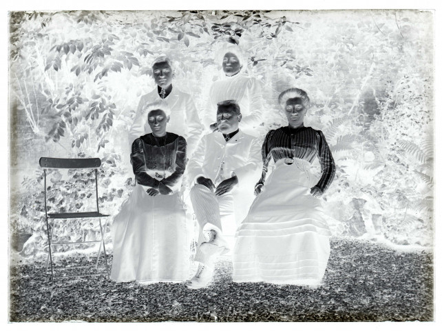 Scène de la vie quotidienne d'une famille bourgeoise. Deux hommes et trois femmes dans un jardin