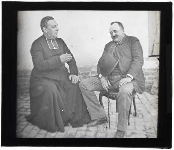 Martinsart (Somme). Léon Danel et l'abbé Caron en pleine conversation