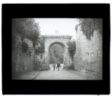 [La porte de Chauny à Coucy-le-Château]
