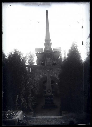 La crypte ou ossuaire dans le cimetière de Bazeilles. Mémorial portant l'inscription : "Den in der Schlacht am 1 September 1870 gefallenen Söhnen Bayerns"