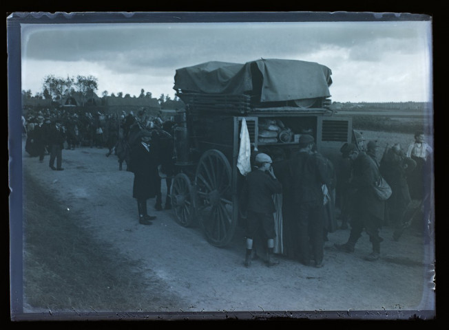 Retour des manoeuvres - 72e petite route de Saint-Fuscien à Dury - septembre 1906
