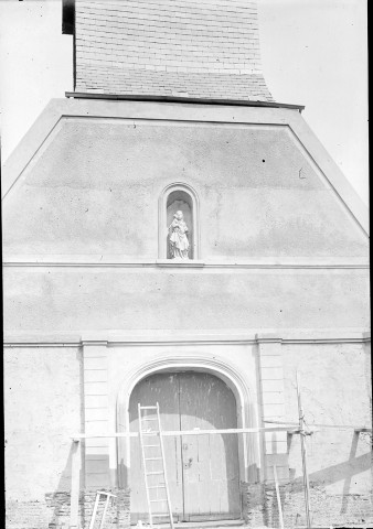 Eglise, Portail avec la statue de la Vierge à l'enfant