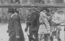 Visite officielle de Raymond Poincaré en 1919 : le Président de la République devant l'hôtel-de-ville suivi par le ministre des Finances, les généraux, le préfet et le maire d'Amiens