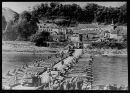 Les troupes allemandes passent la Meuse. Pont artificiel arrimé à l'aide de bateaux allemands sur la Meuse