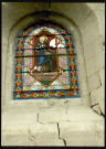 L'Etoile (Somme). Ruines de l'église : les restes du vitrail Sainte-Eliabeth de Hongrie