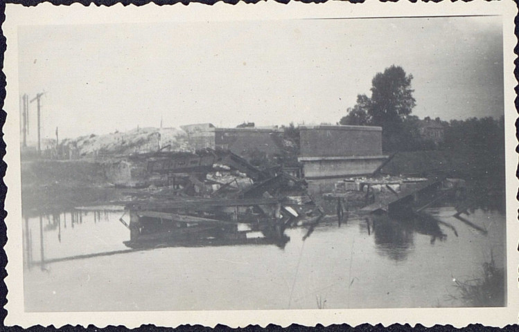 Abbeville. Pont de Boulogne vu de face. Ruines du 3 septembre 1944