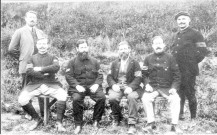 Guerre 1914-1918. Les deux présidents du Comité de secours et les quatre hommes de confiance du camp de Rastatt, prisonniers de guerre