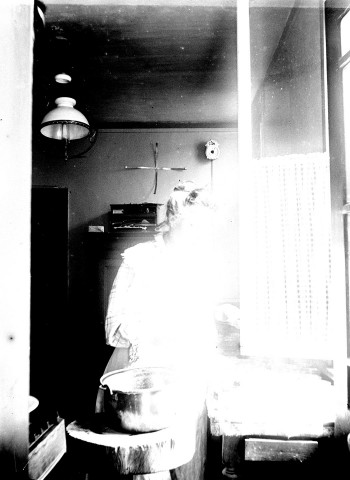 Amiens. Portrait de femme dans une cuisine