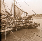 Le Tréport. Bateaux de pêche au mouillage dans le port. Bateaux le Jeanne d'Arc et l'Hirondelle