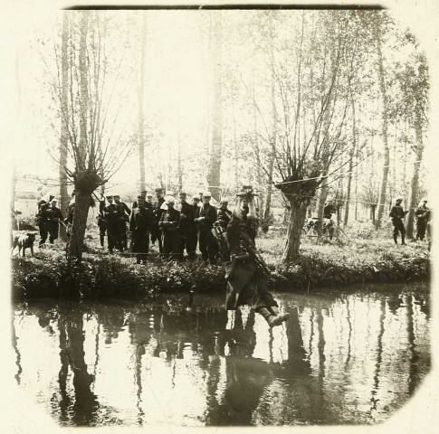 Manoeuvres militaires de Picardie du 2e Corps d'Armée : entraînement des soldats au passage d'une rivière au moyen d'une tyrolienne