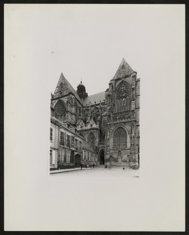 Saint-Quentin. Vue des façades des deux transept côté sud de la basilique