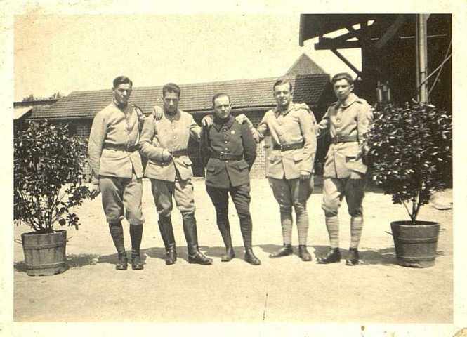 Rollot (Somme). Groupe de soldats en permission dans la cour de la propriété de la famille Delignières, rue Haute à Rollot