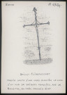 Sailly-Flibeaucourt : partie haute d'une croix plantée le long d'un mur de briques - (Reproduction interdite sans autorisation - © Claude Piette)