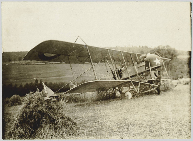 Photographie montrant un avion de reconnaissance français monomoteur FRAMAN MF.11 posé dans un champ, ayant appartenu à Mr Langenfeld