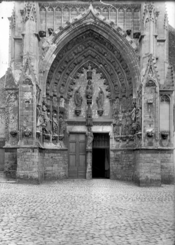 Eglise de Montreuil-sur-Mer (Pas-de-Calais), vue de détail : le portail sculpté