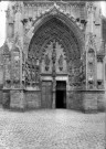 Eglise de Montreuil-sur-Mer (Pas-de-Calais), vue de détail : le portail sculpté