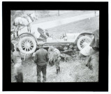 [Un accident de voiture sur une route de la Somme durant la course du "circuit de Picardie"]