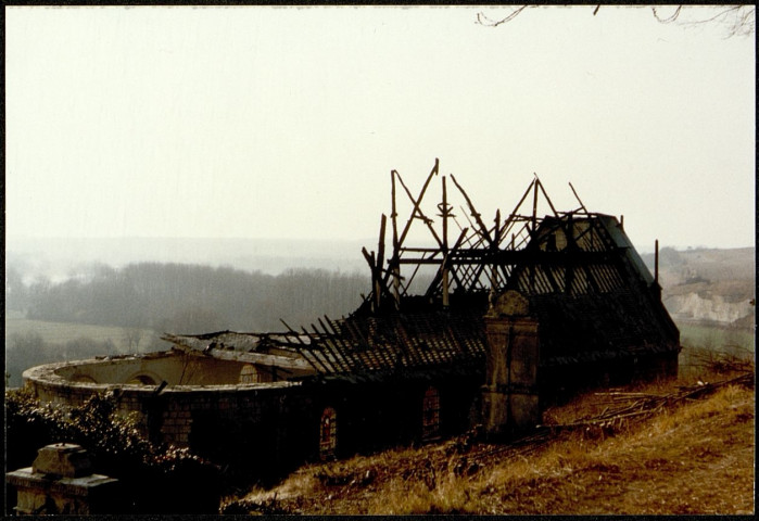 L'Etoile (Somme). Les ruines de l'église détruite par un incendie le 18 juillet 1991