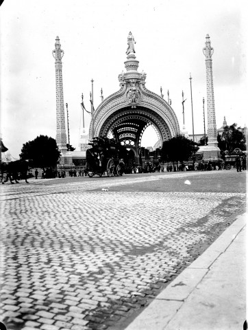 Exposition universelle de 1900. L'entrée sur le pont Alexandre III