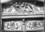 Porte monumentale sculptée de l'Hôtel des Rames à Abbeville : détails de la porte