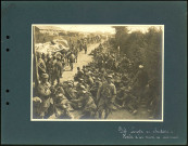 Près de Lamotte-en-Santerre (Somme). Halte d'un convoi de prisonniers allemands sous la garde de soldats français